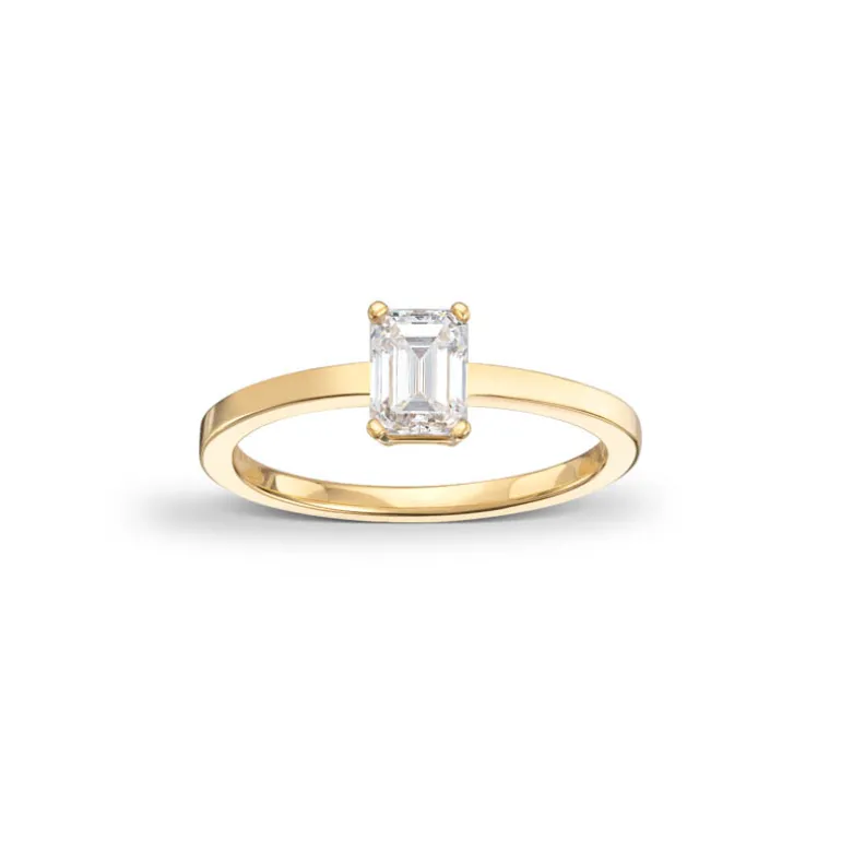 enstens_diamantring_i_gul_0.webp Enstens diamantring i gult gull med emeraldcut 0,70ct