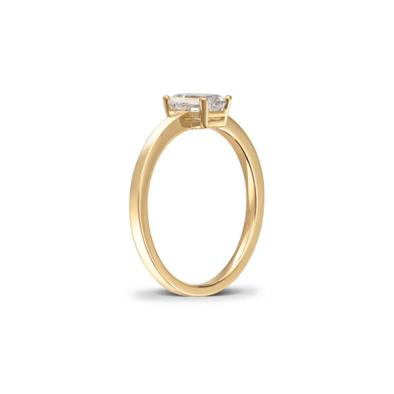 enstens_diamantring_i_gul_2.webp Enstens diamantring i gult gull med emeraldcut 0,70ct