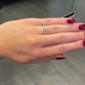 Enstens med sidestener 0,19 ct.