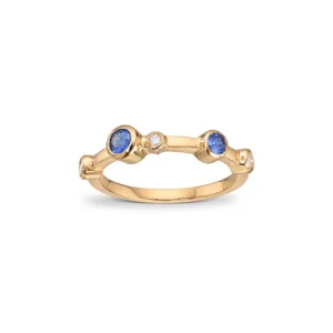 Ring i gult gull med safirer og diamanter