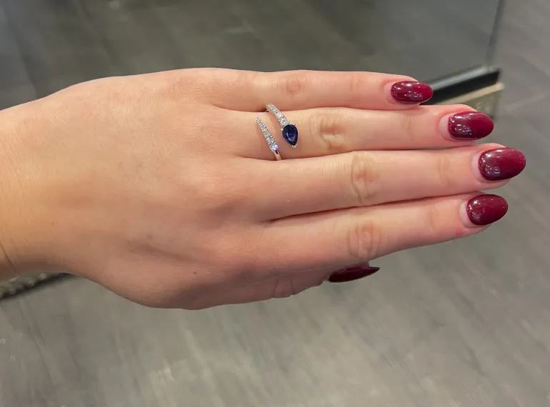 safir_og_diamantring__ser_1.webp Safir og diamantring – Serpiente